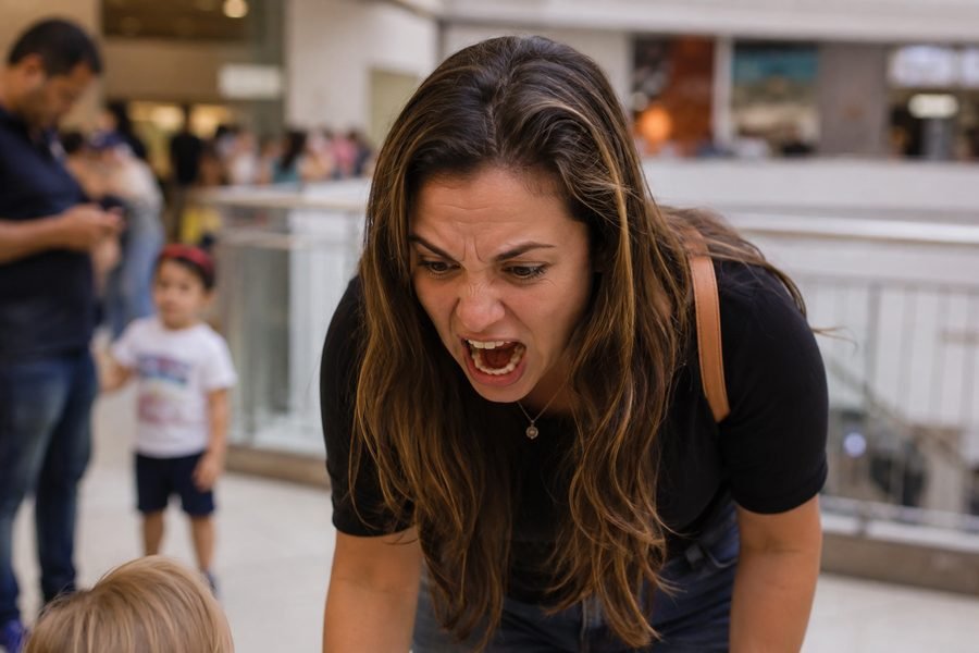 Mamá al límite tras un berrinche en público
